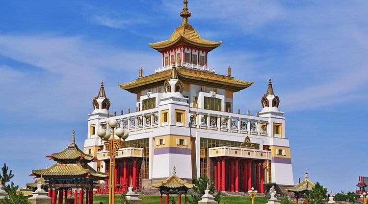 Хурул Золотая обитель Будды Шакьямуни — крупнейший буддийский храм в Европе.